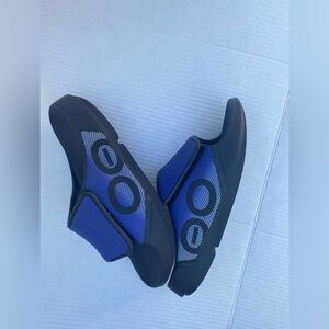 OOFOS UniSex Slip-On Sneakers in Blue and Black with Graphic Circle Detail🖤✨💙🖤